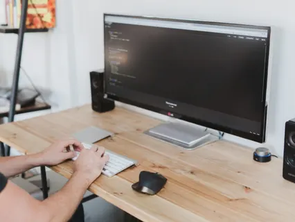 Computador e teclado no escritório
